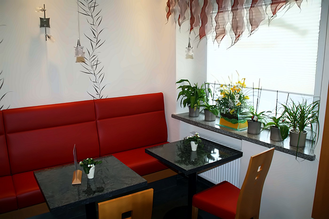 Fensterplatz in der Cafestube mit Blumen und Pflanzen